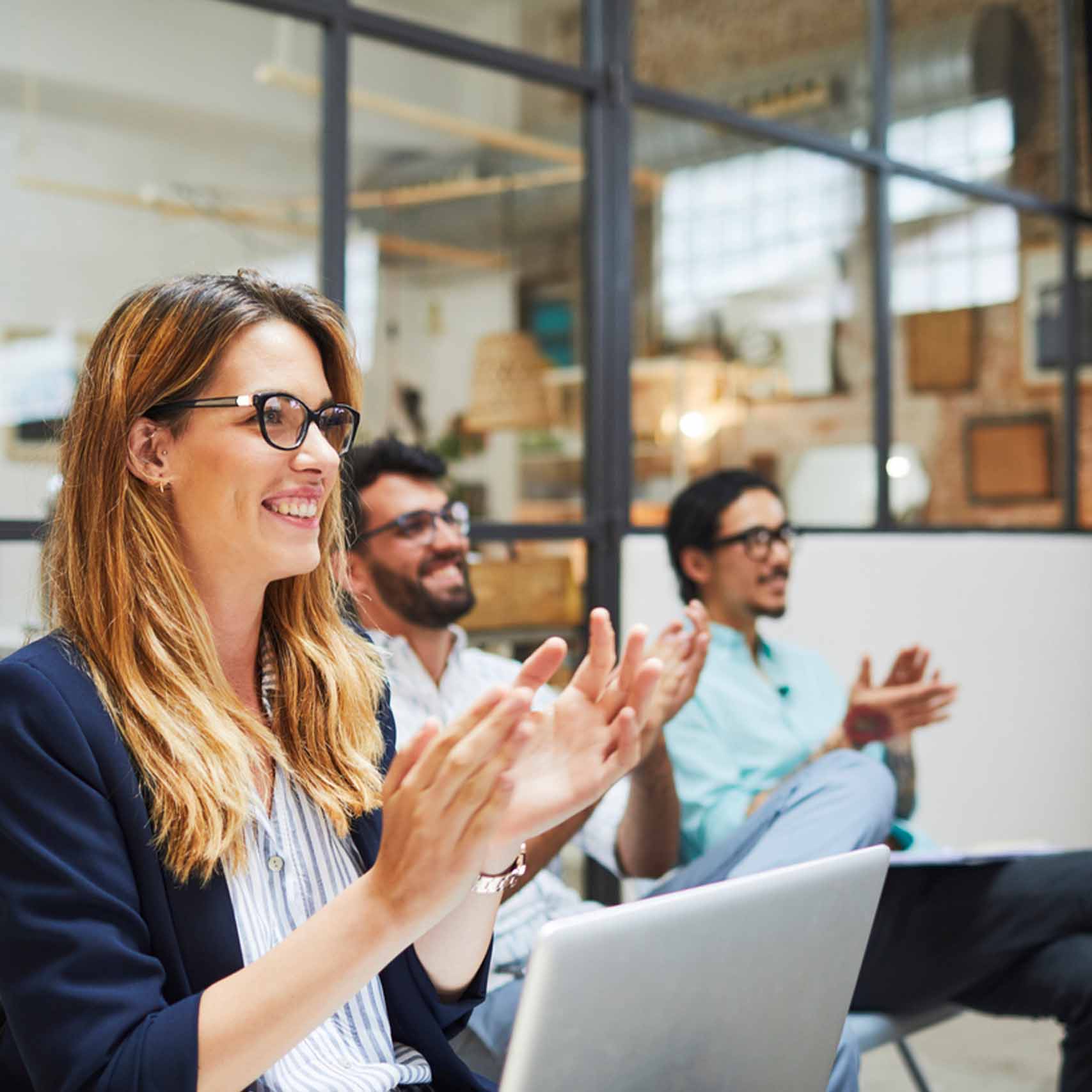 group-clapping-in-meeting