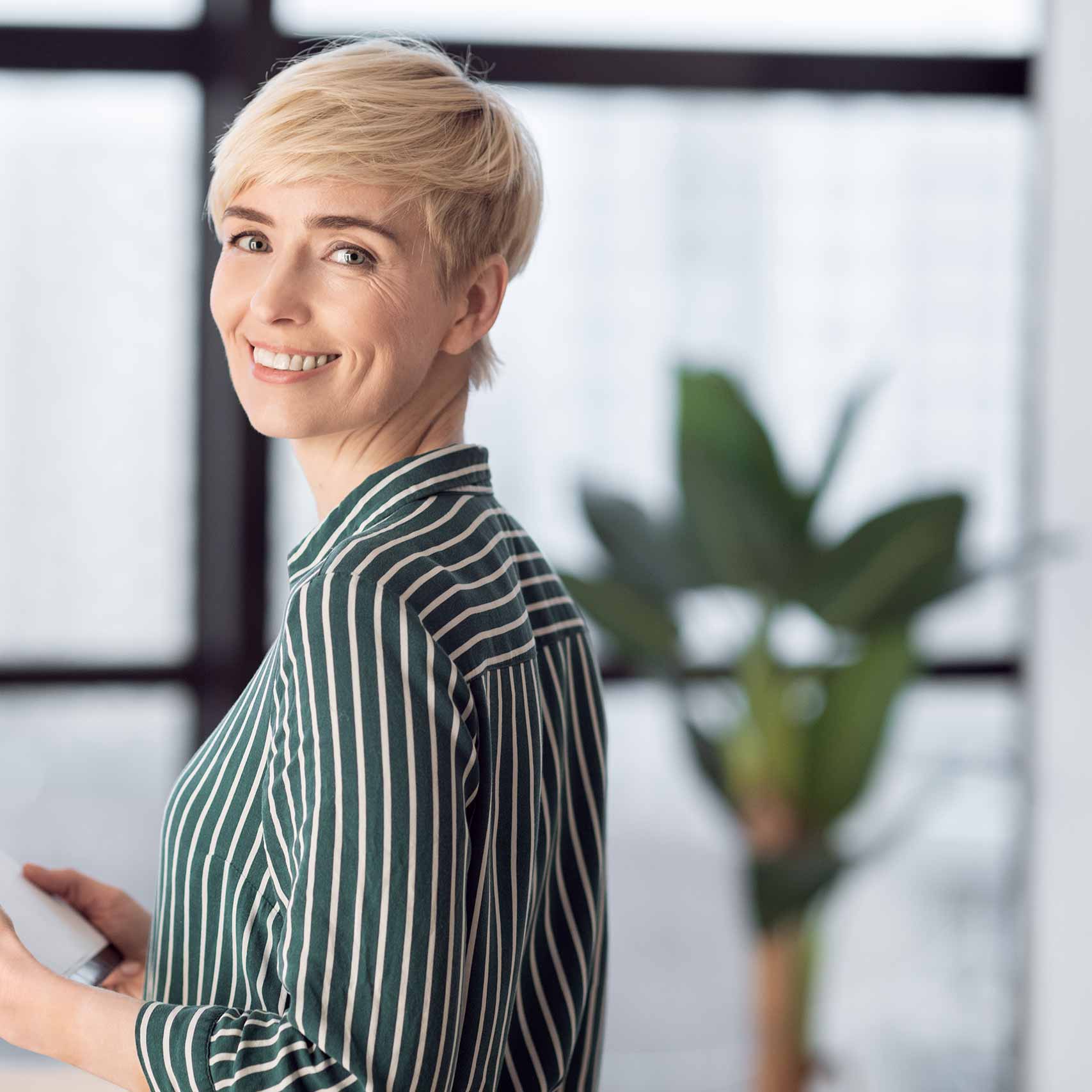 successful-business-woman-holding-folder