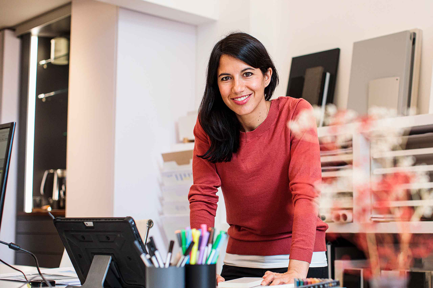 woman-leaning-on-desk